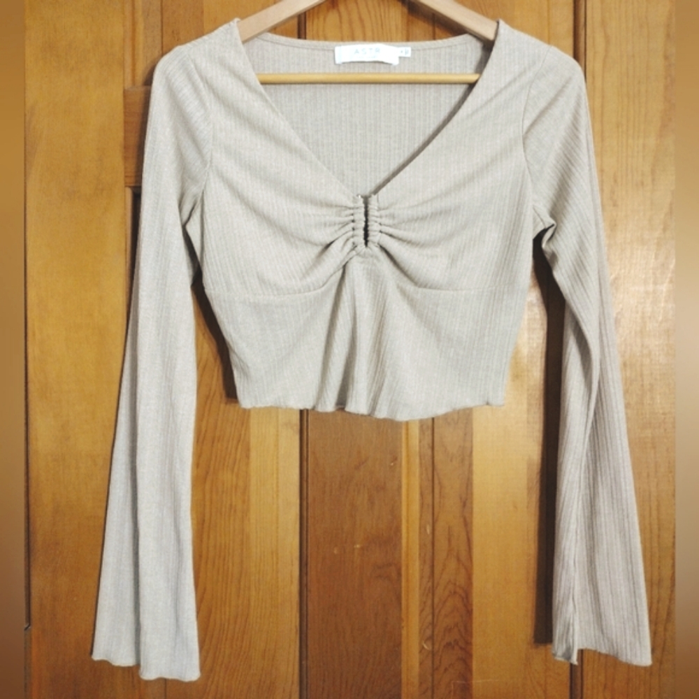 ASTR Cropped V Neck Bell‎ Sleeves Top